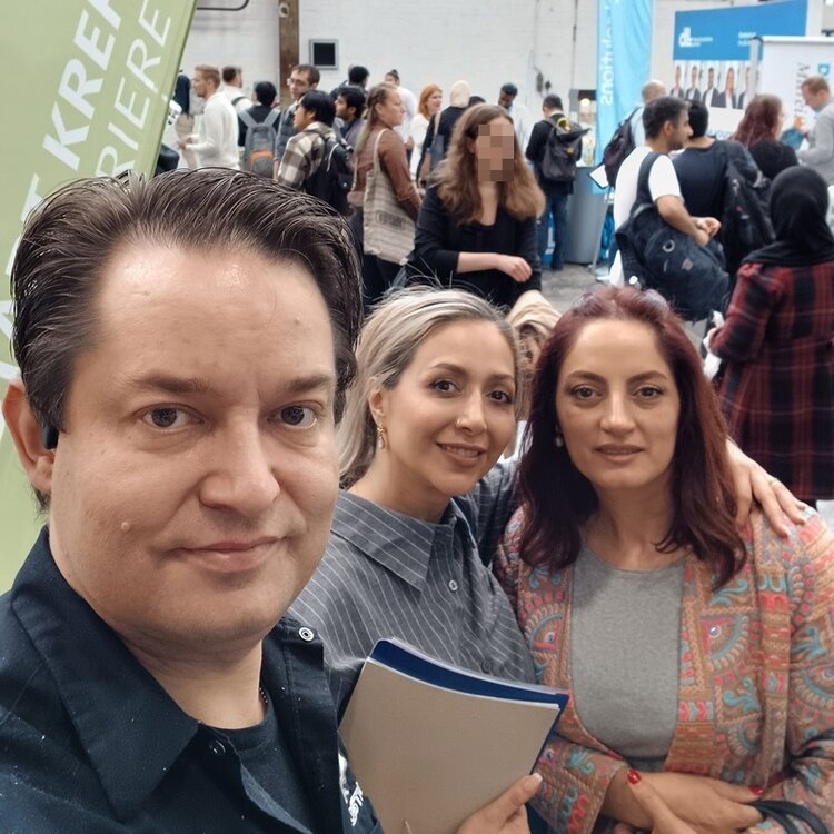 Teilnehmende auf dem Karrieretag im Areal Böhler in Düsseldorf.