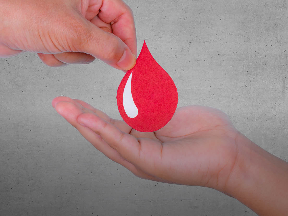 Eine Hand setzt einen gezeichneten Bluttropfen in eine andere, geöffnete Hand.