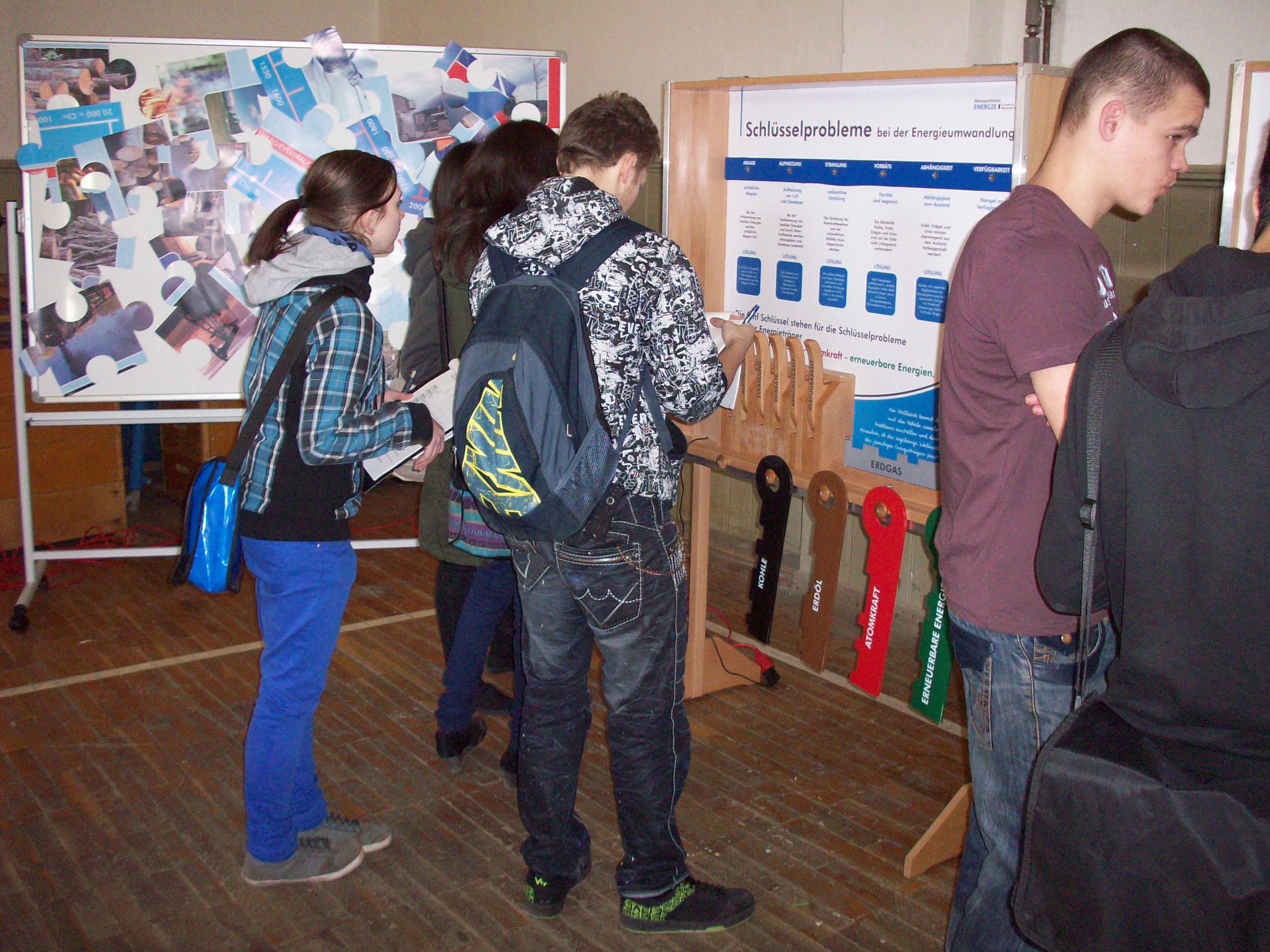 Projektschüler besuchen Energie-Erlebnispfad Projektschüler besuchen Energie-Erlebnispfad-1