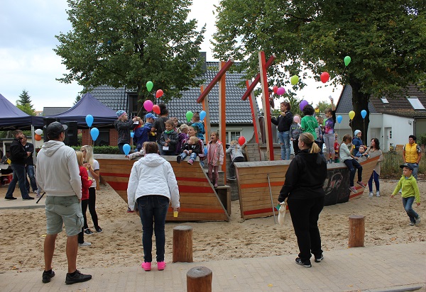 Ein voller Erfolg – Spielplatzeröffnung im „Danziger Dorf“-1