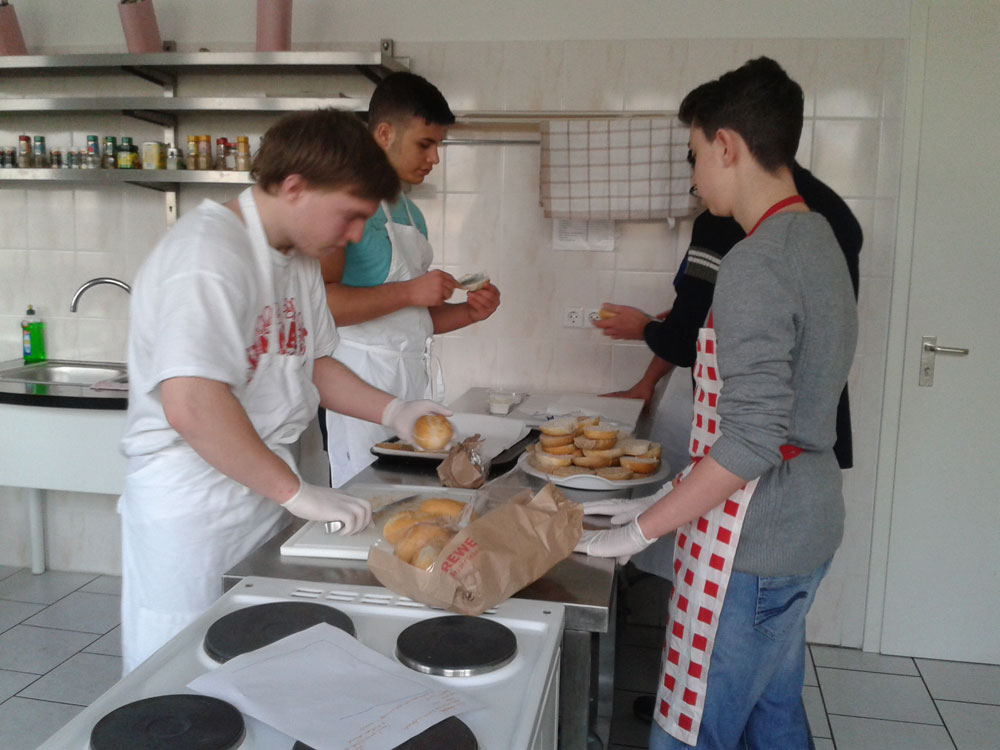 Projektschüler der 16. Oberschule: "Frühstück ist fertig!" Projektschüler der 16. Oberschule: "Frühstück ist fertig!"-4