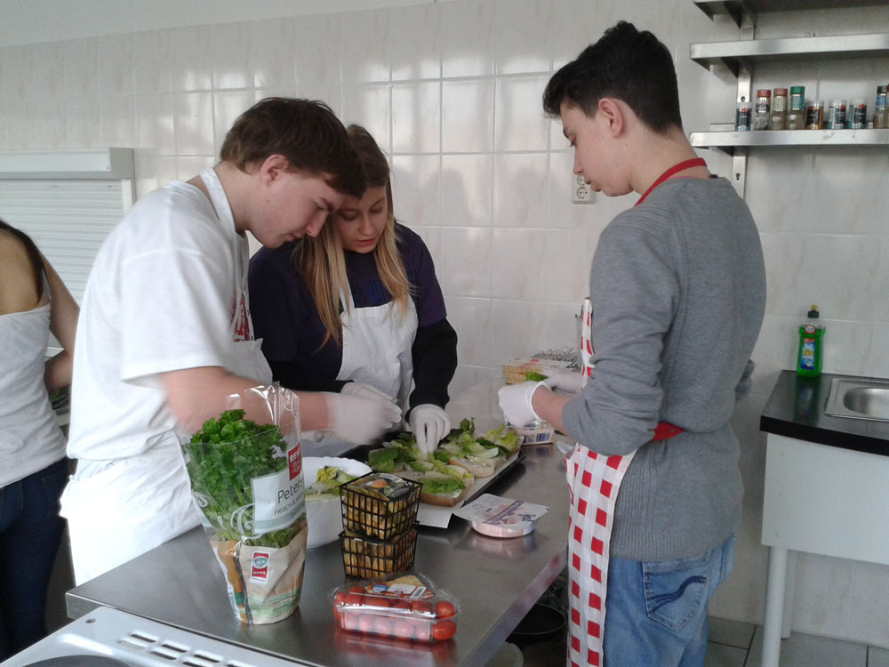 Projektschüler der 16. Oberschule: "Frühstück ist fertig!" Projektschüler der 16. Oberschule: "Frühstück ist fertig!"-1