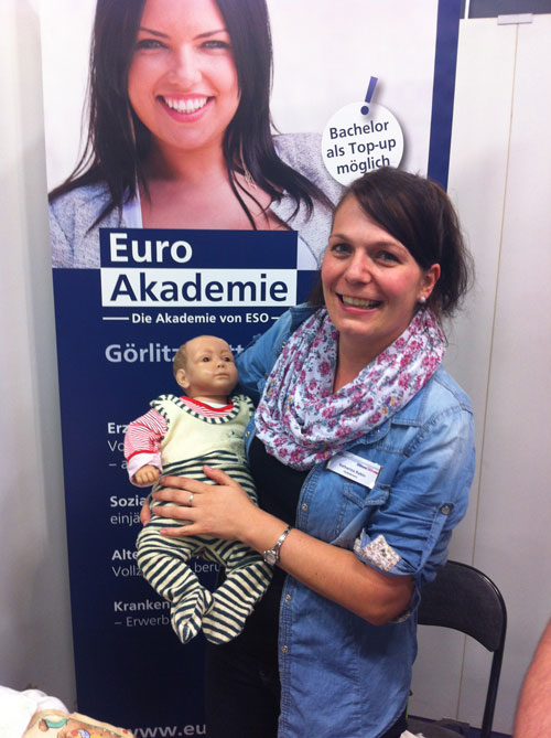 Blutdruck messen, Babys wickeln und flotte Flitzer testen Blutdruck messen, Babys wickeln und flotte Flitzer testen-2