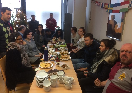 Gemütliche Feier in der Schulcafeteria-2