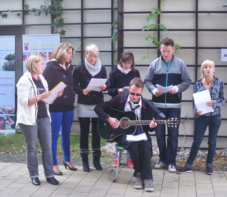 Erzieher/innen musizieren im Kinderhospiz Erzieher/innen musizieren im Kinderhospiz-1