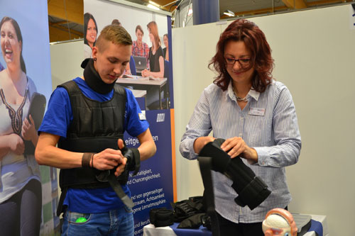 Blutdruck messen, Babys wickeln und flotte Flitzer testen Blutdruck messen, Babys wickeln und flotte Flitzer testen-5