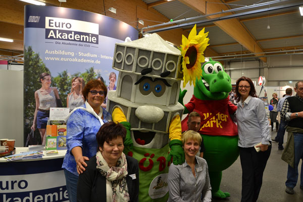 Blutdruck messen, Babys wickeln und flotte Flitzer testen Blutdruck messen, Babys wickeln und flotte Flitzer testen-6