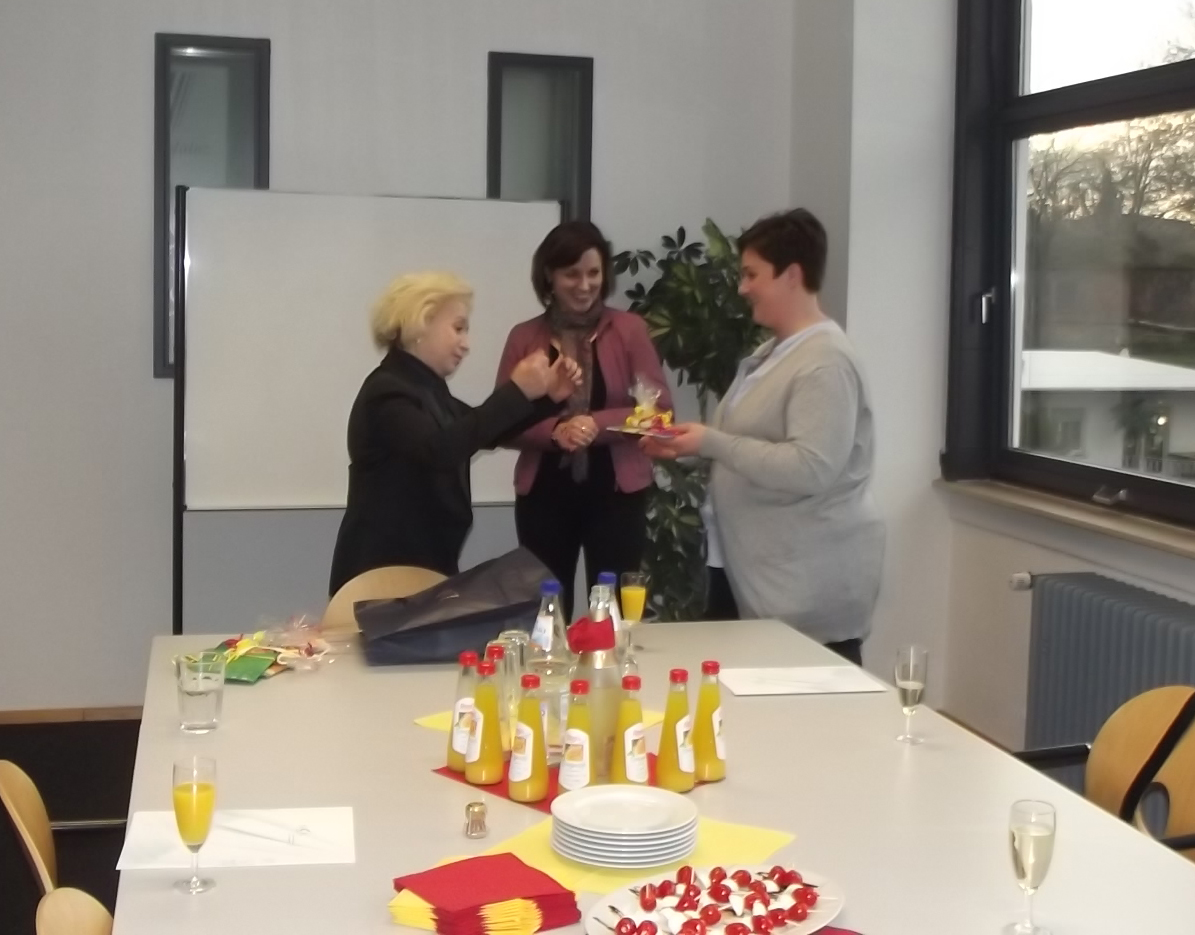 Geprüfte Fremdsprachenkorrespondenten freuen sich über Diplome Geprüfte Fremdsprachenkorrespondenten freuen sich über Diplome-2