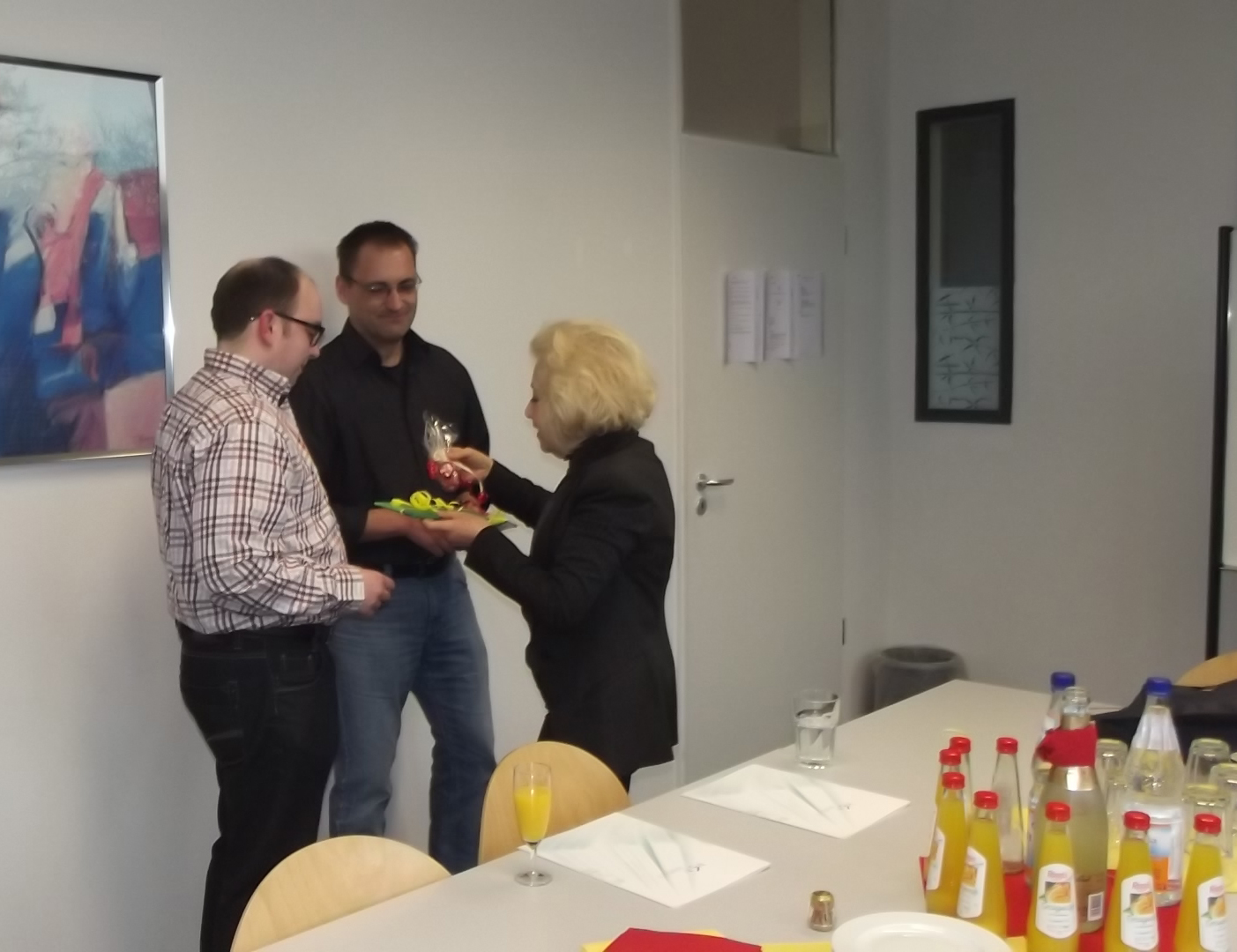 Geprüfte Fremdsprachenkorrespondenten freuen sich über Diplome Geprüfte Fremdsprachenkorrespondenten freuen sich über Diplome-3
