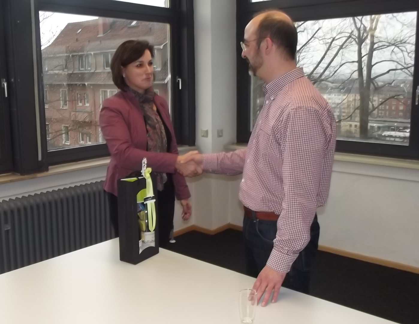 Geprüfte Fremdsprachenkorrespondenten freuen sich über Diplome Geprüfte Fremdsprachenkorrespondenten freuen sich über Diplome-4
