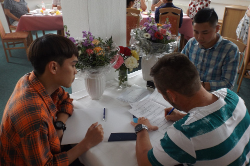 Herzlich Willkommen! Schüler aus Vietnam starten bald Pflegeausbildung Herzlich Willkommen! Schüler aus Vietnam starten bald Pflegeausbildung-3