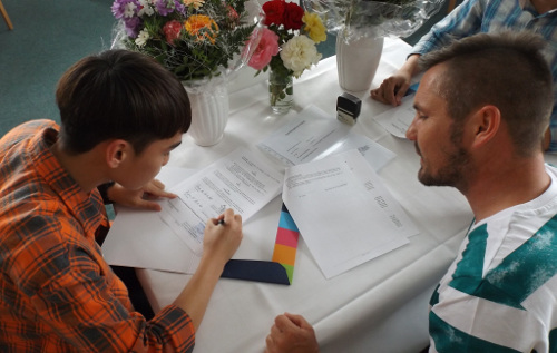 Herzlich Willkommen! Schüler aus Vietnam starten bald Pflegeausbildung Herzlich Willkommen! Schüler aus Vietnam starten bald Pflegeausbildung-5