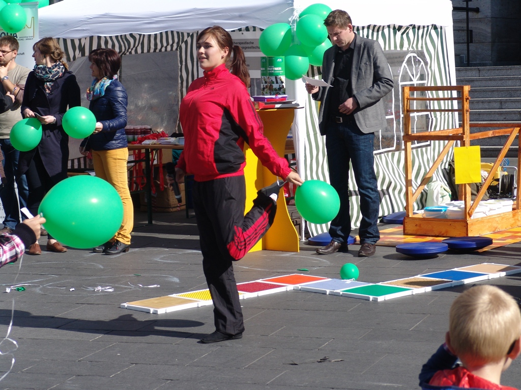 Physiotherapie zum Mitmachen beim 10. Deutschen Reha-Tag in Halle (Saale) Physiotherapie zum Mitmachen beim 10. Deutschen Reha-Tag in Halle (Saale)-6