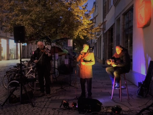 Konzert mit Statement: Straßen. Musik. Freunde. Konzert mit Statement: Straßen. Musik. Freunde.-4