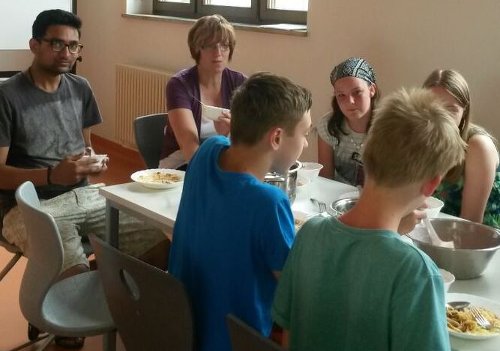 Projekt PerJuF: Ein Teilnehmer kocht gemeinsam mit Schülern Projekt PerJuF: Ein Teilnehmer kocht gemeinsam mit Schülern-1