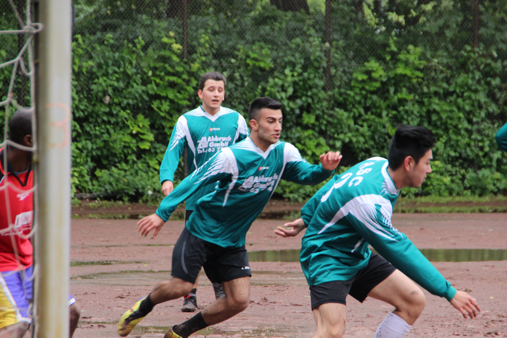 Fußballspiel mit vollem Einsatz Fußballspiel mit vollem Einsatz-2