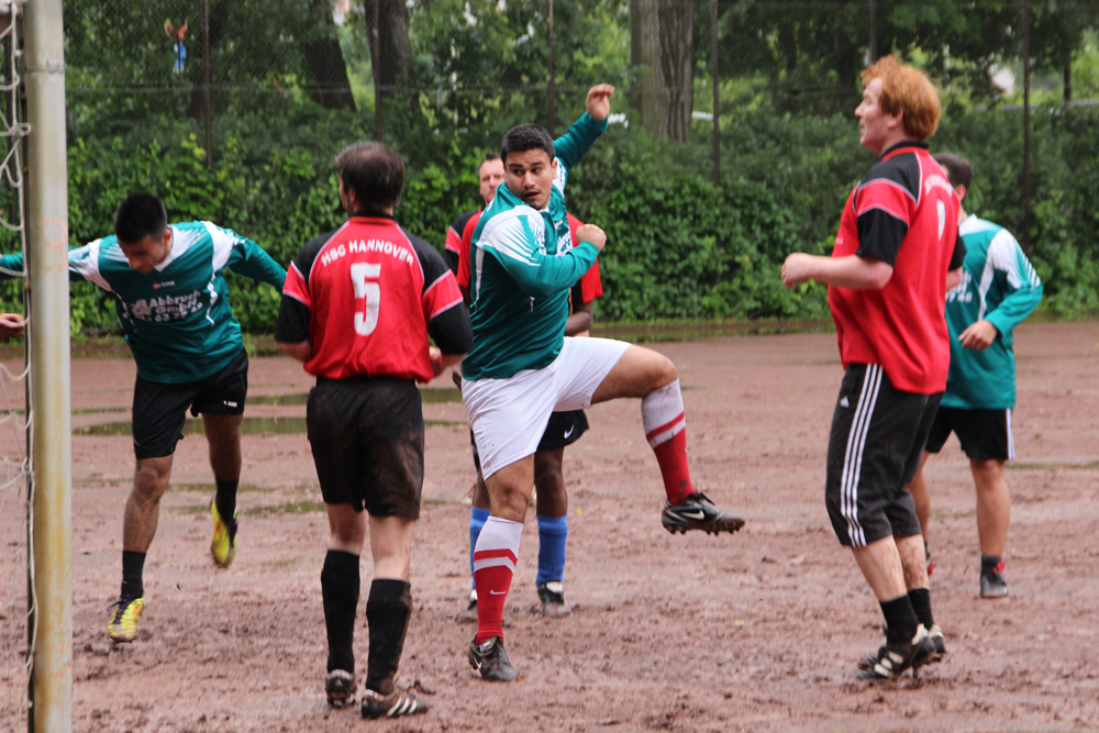 Fußballspiel mit vollem Einsatz Fußballspiel mit vollem Einsatz-1