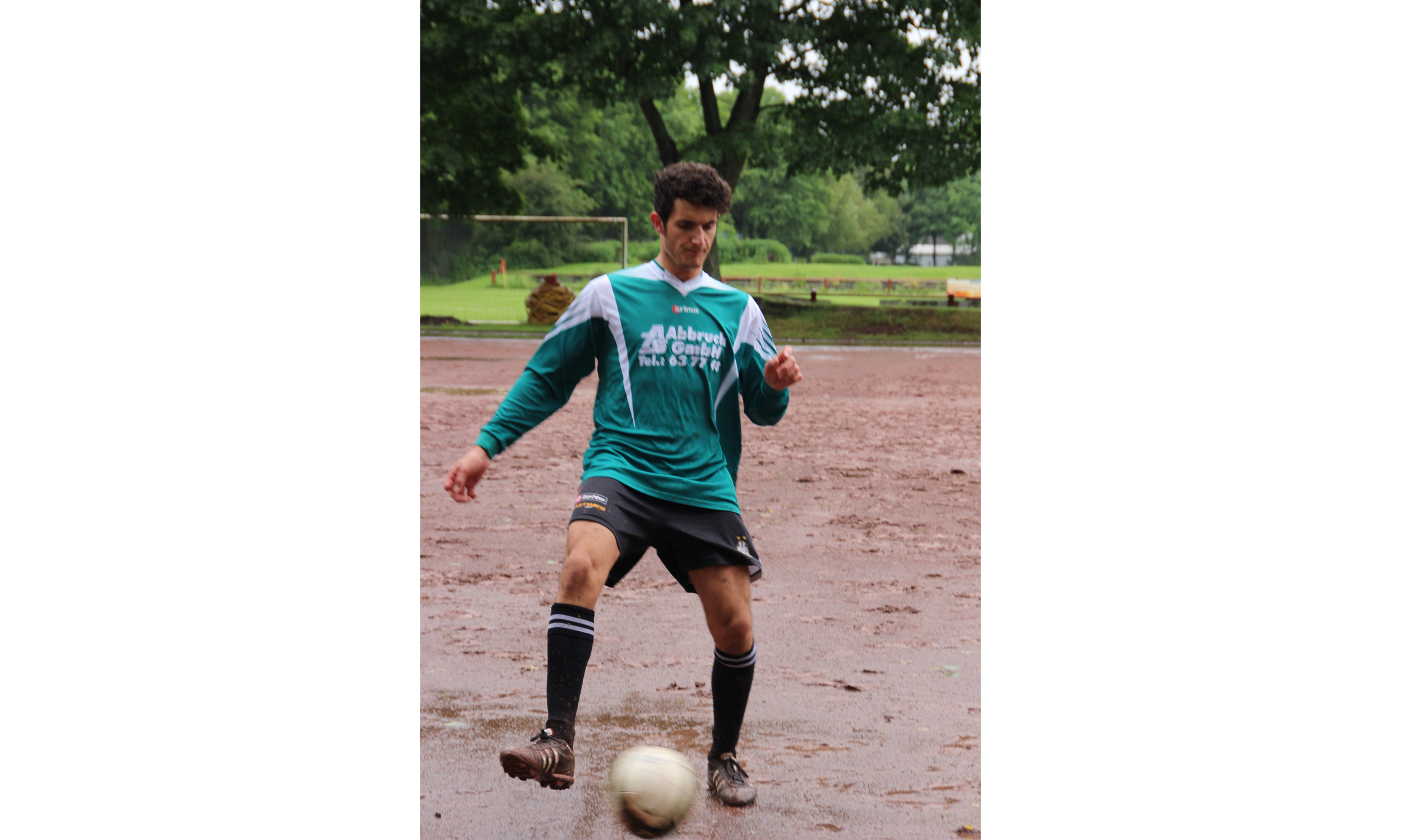 Fußballspiel mit vollem Einsatz Fußballspiel mit vollem Einsatz-3