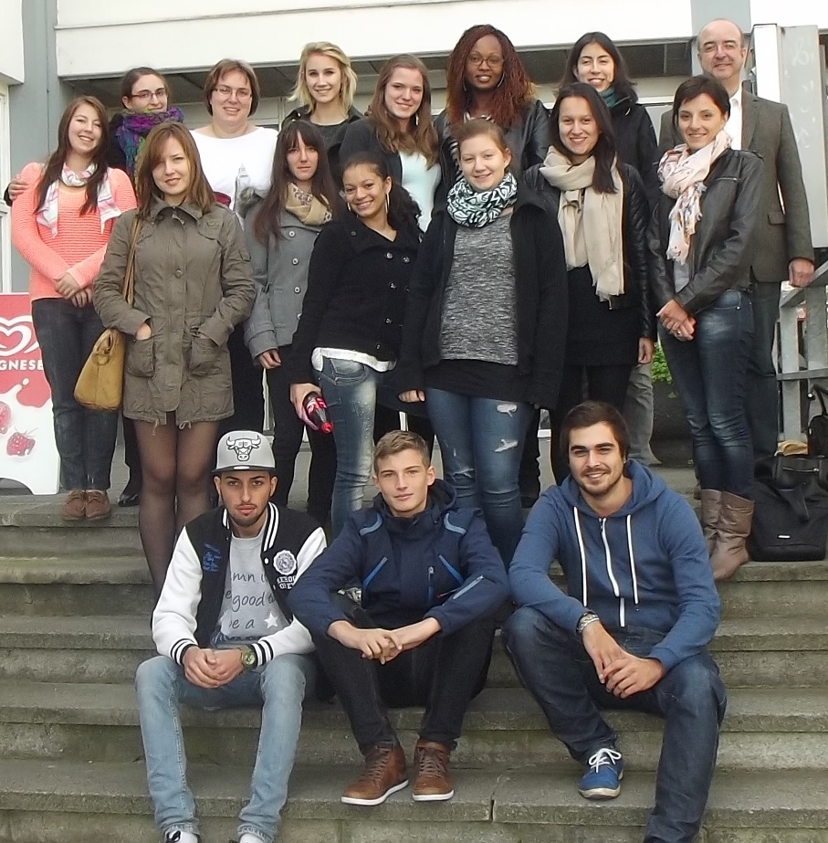Dürfen wir vorstellen: unsere Schüler und Schülerinnen der neuen Fremdsprachenkorrespondentenklasse Dürfen wir vorstellen: unsere Schüler und Schülerinnen der neuen Fremdsprachenkorrespondentenklasse-1