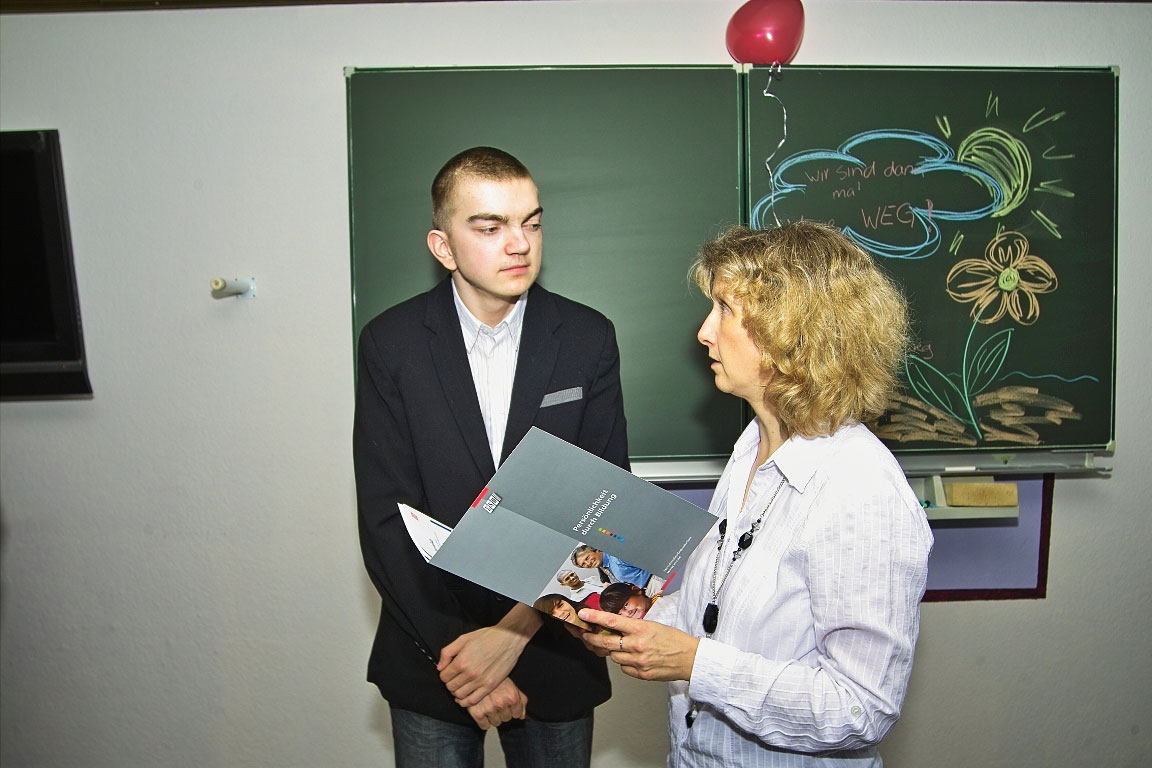 „Spitzen-Klasse“ – Zeugnisse für die Klasse von 2010 „Spitzen-Klasse“ – Zeugnisse für die Klasse von 2010-9