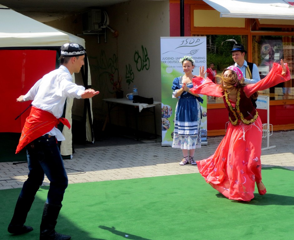 Sommerfest der Landsmannschaften der Deutschen aus Russland mit den Euro-Schulen Halle Sommerfest der Landsmannschaften der Deutschen aus Russland mit den Euro-Schulen Halle-2